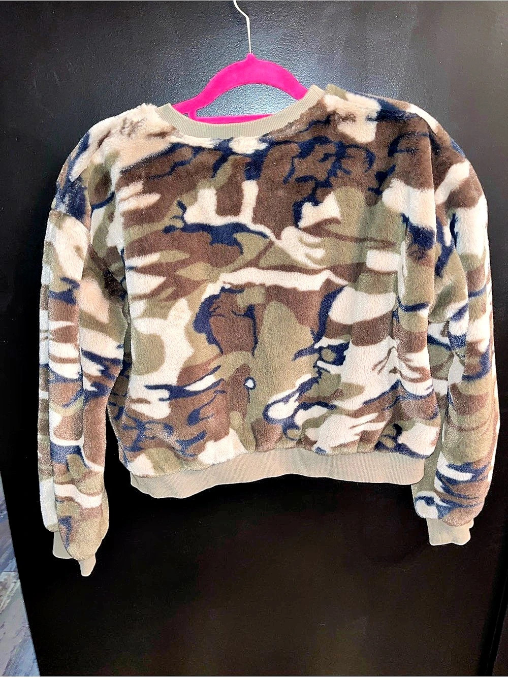 Storia Camo Cropped Crewneck Sweater Size Medium - Picture 2 of 3